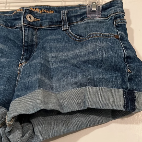 Arizona Jean Company distressed denim jean shorts for juniors. Sz 9 - Picture 3 of 7